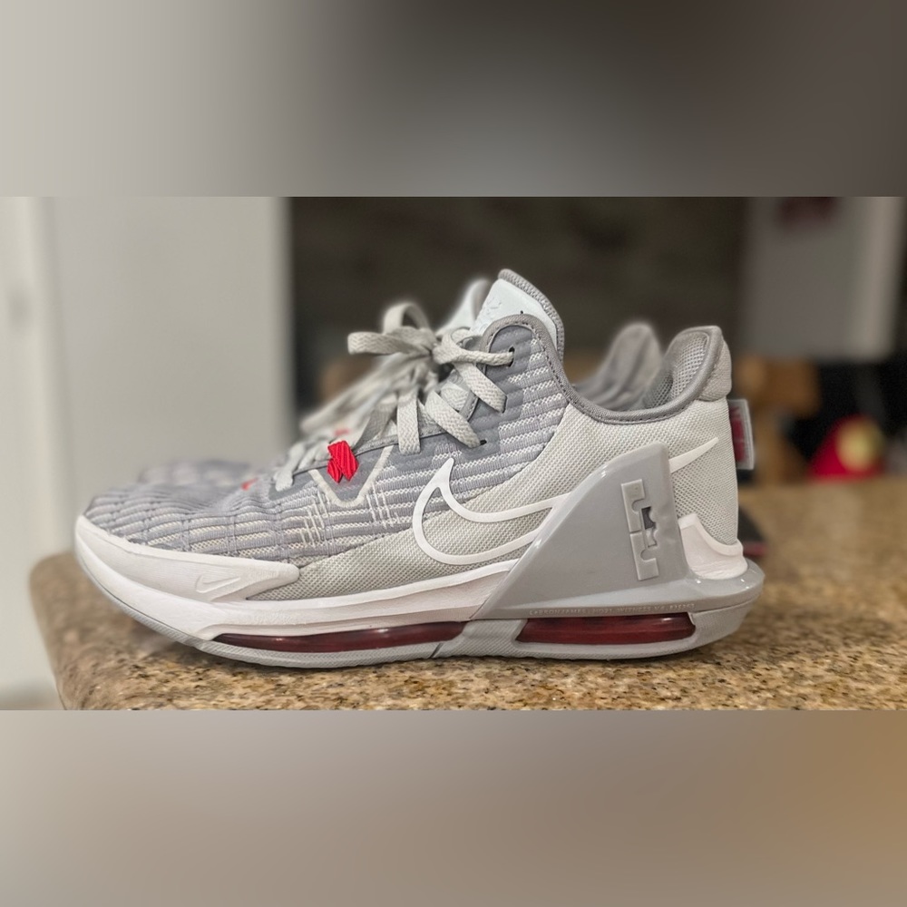 LeBron Witness 6 Basketball Shoes